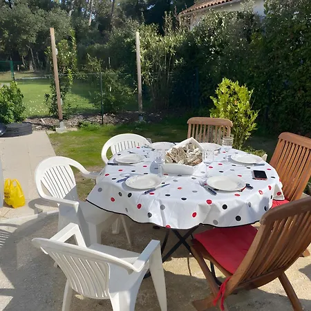 Petit Havre De Paix En Bord De *