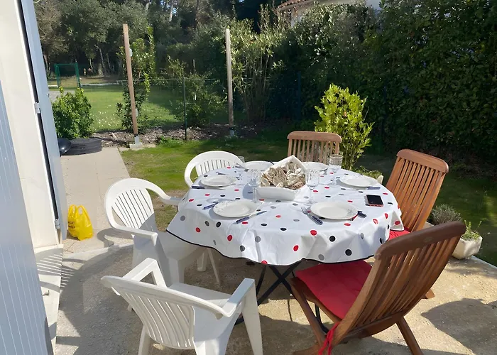 Petit Havre De Paix En Bord De *